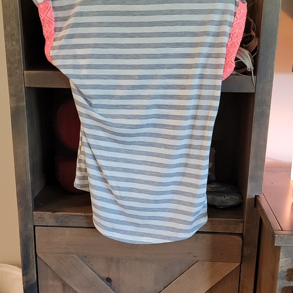 Top - Picture 2 of 3